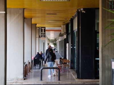 Superando un corridoio colonnato dove sono presenti alcuni esercizi commerciali...